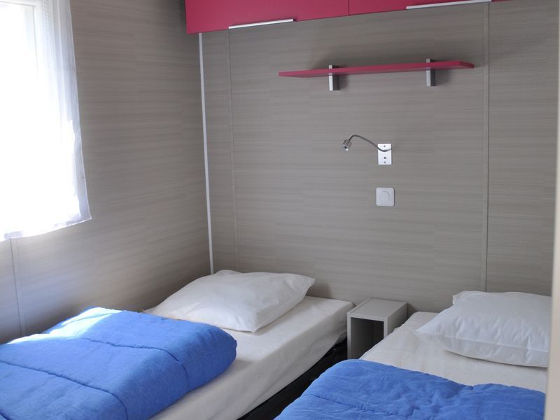 Mobil-home avec chambre avec 2 lits simples