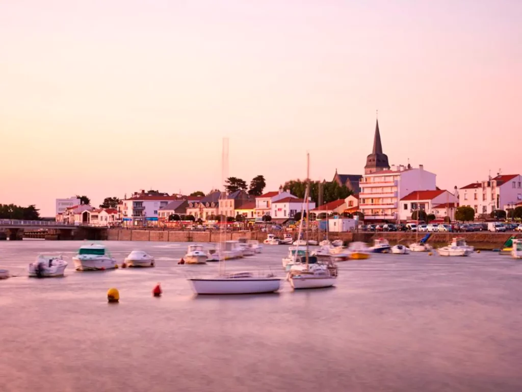 Port de plaisance au coucher du soleil.