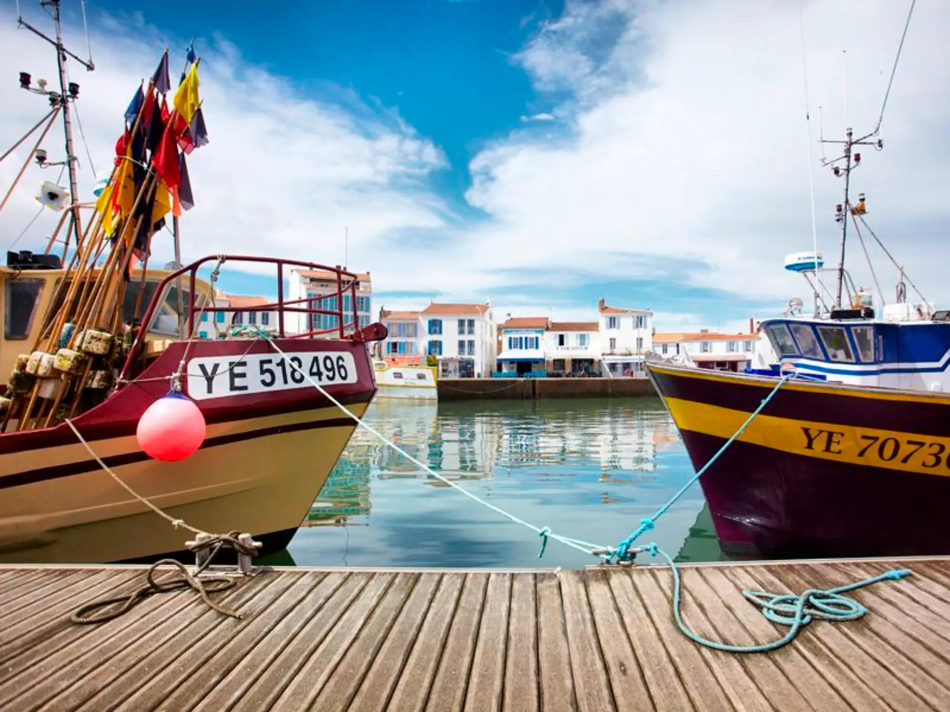 Bateaux amarrés au port de pêche pittoresque.