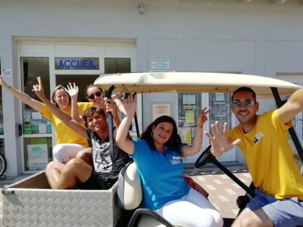 Groupe joyeux posant devant l'accueil.