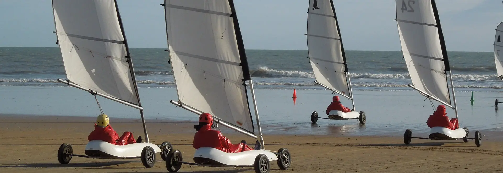 Chars à voile sur une plage venteuse