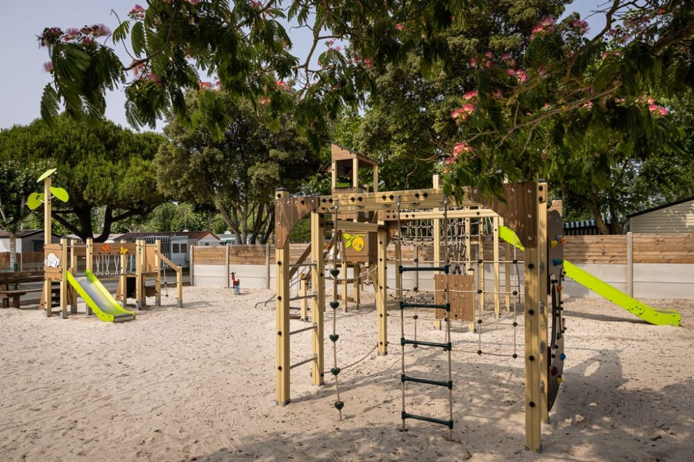 Aire de jeux en bois avec toboggans.