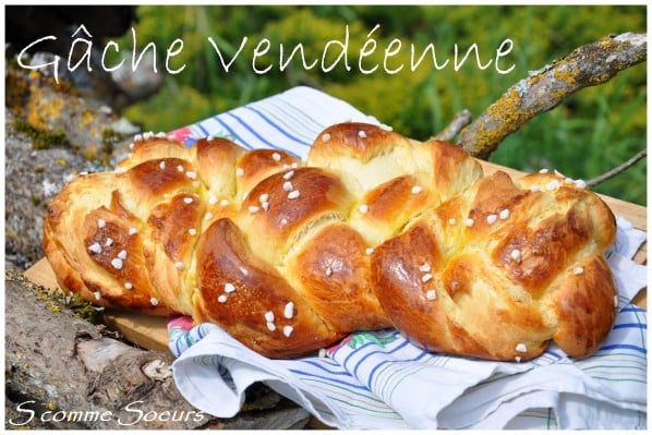 Pain brioché gâche vendéenne sur nappe colorée.