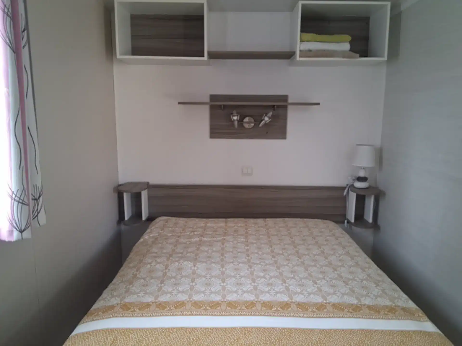 Chambre avec lit double et décoration simple.