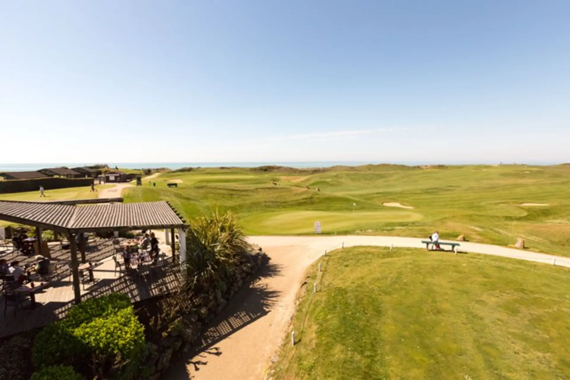 Terrain de golf en bord de mer ensoleillé.