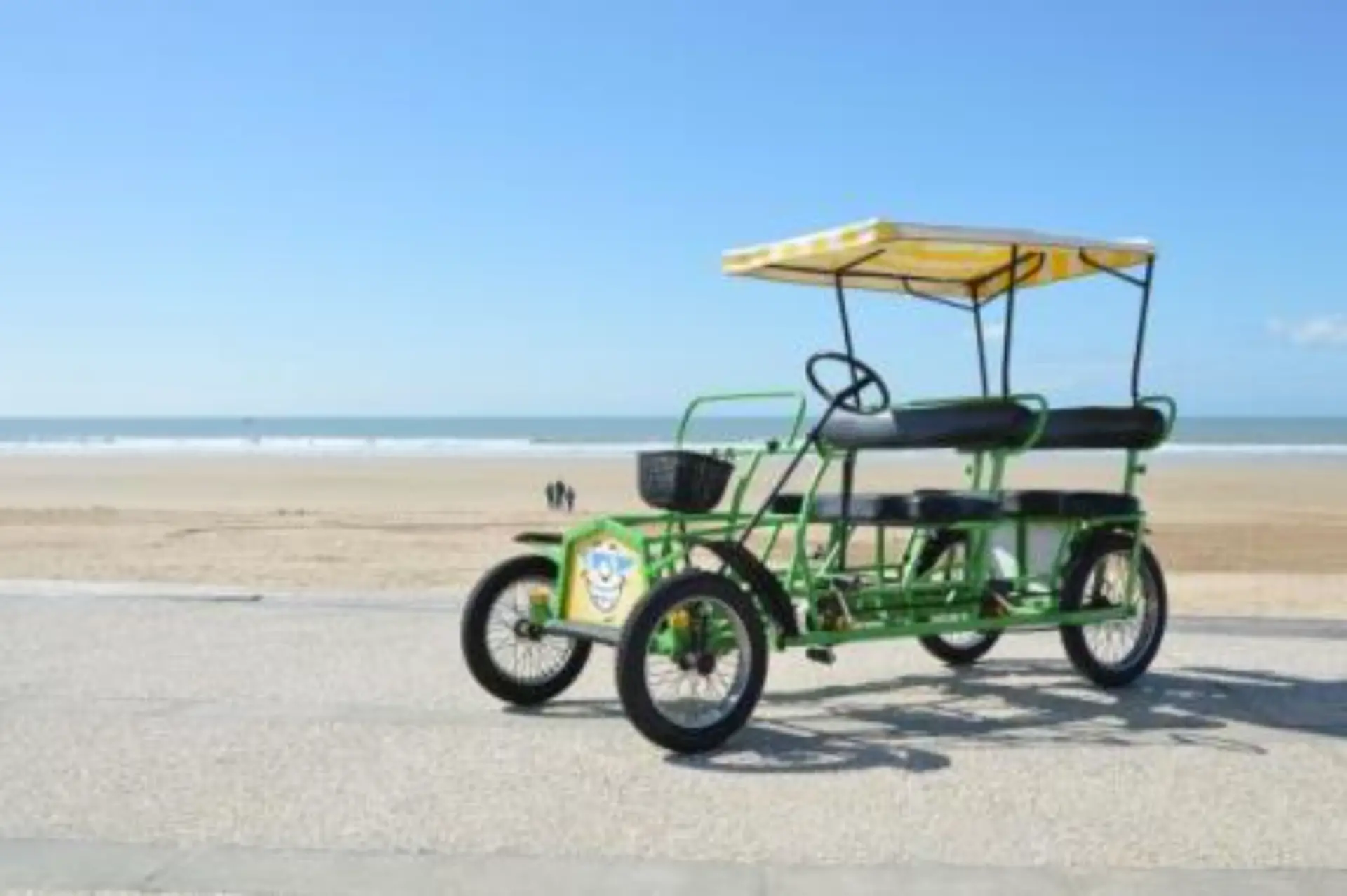 Quadricycle vert sur une plage ensoleillée