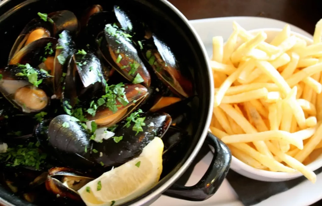Moules-frites garnies d'herbes fraîches et citron