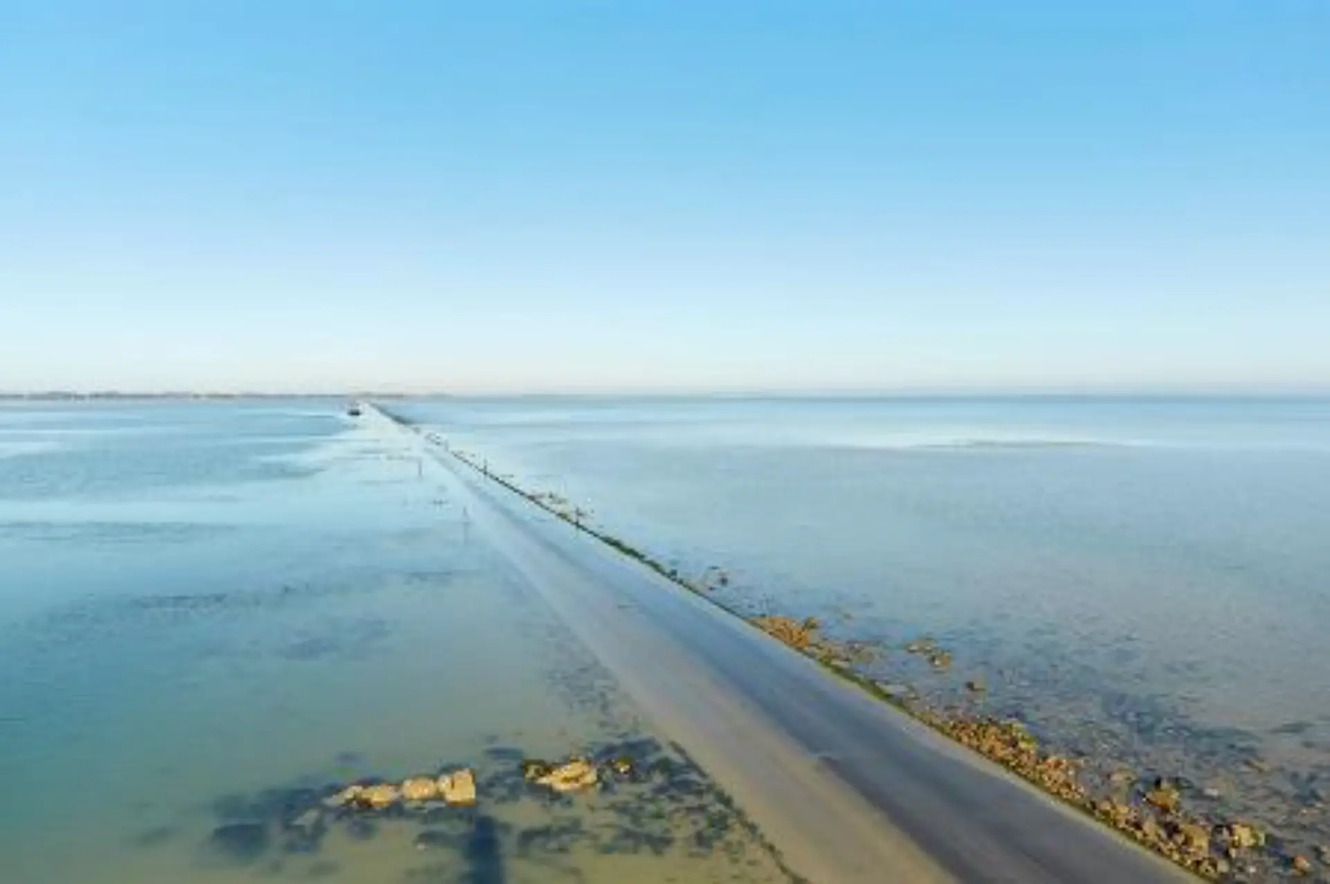 Route submersible traversant la mer à marée basse.
