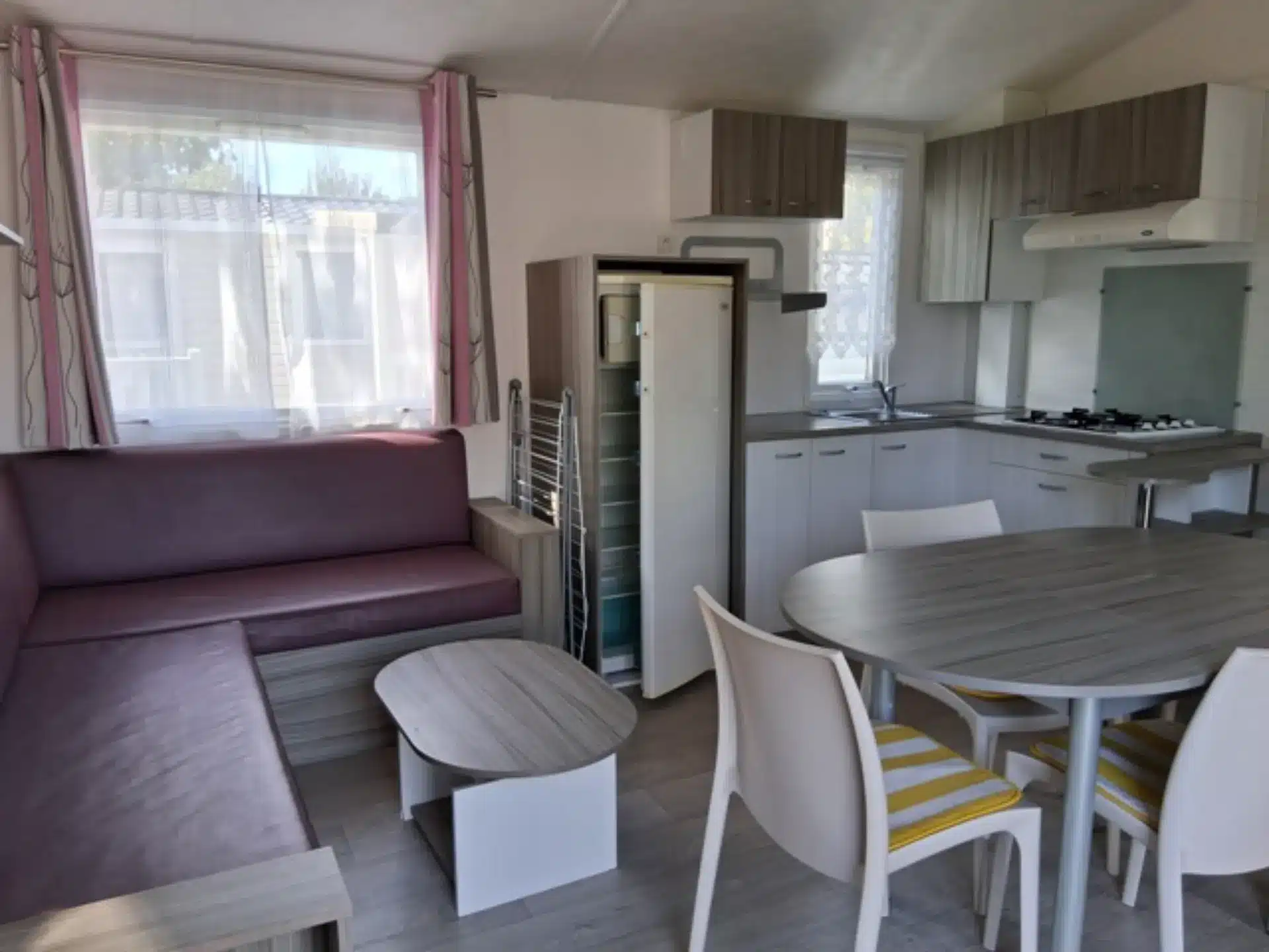 Intérieur de mobil-home moderne avec cuisine équipée