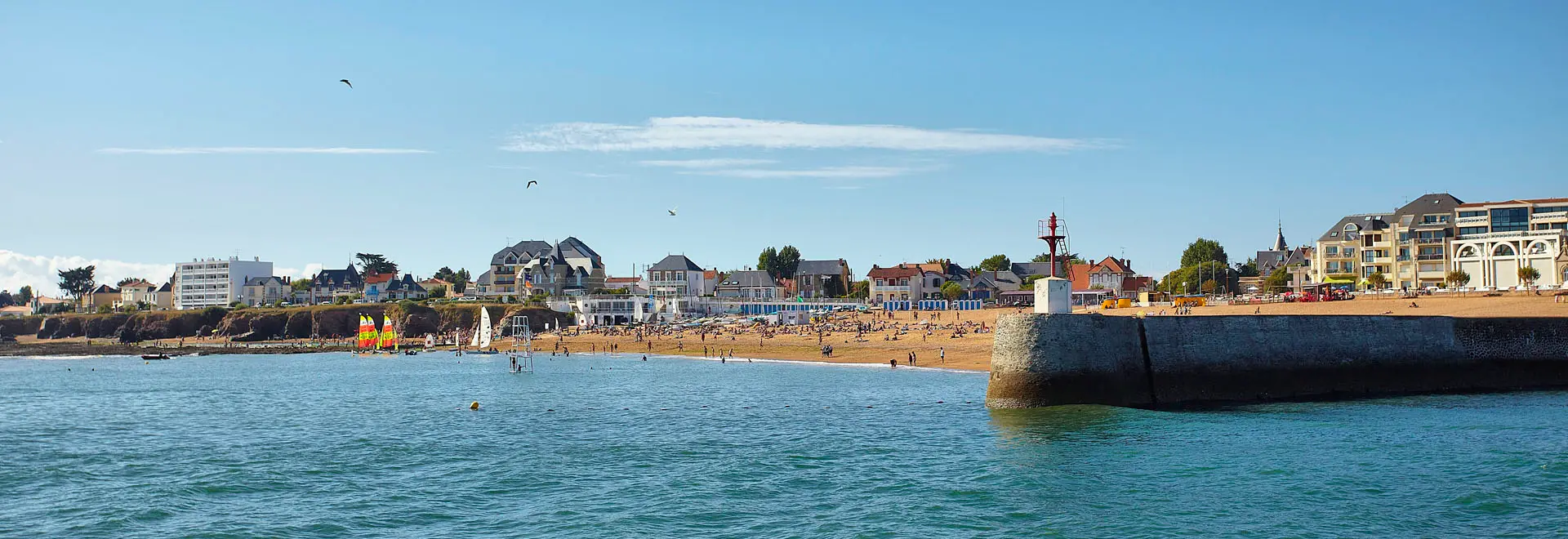 Plage animée à Pornichet en été, bord de mer.