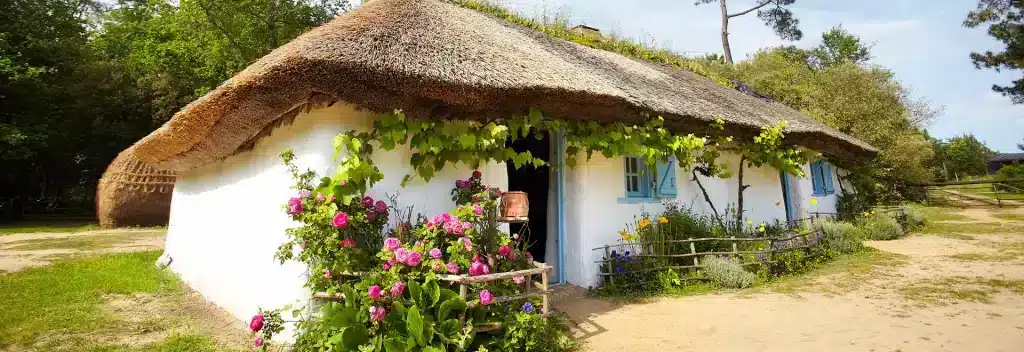 Chaumière traditionnelle avec jardin fleuri coloré