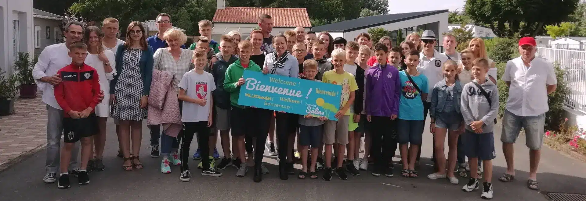 Groupe accueillant devant le Domaine Salins
