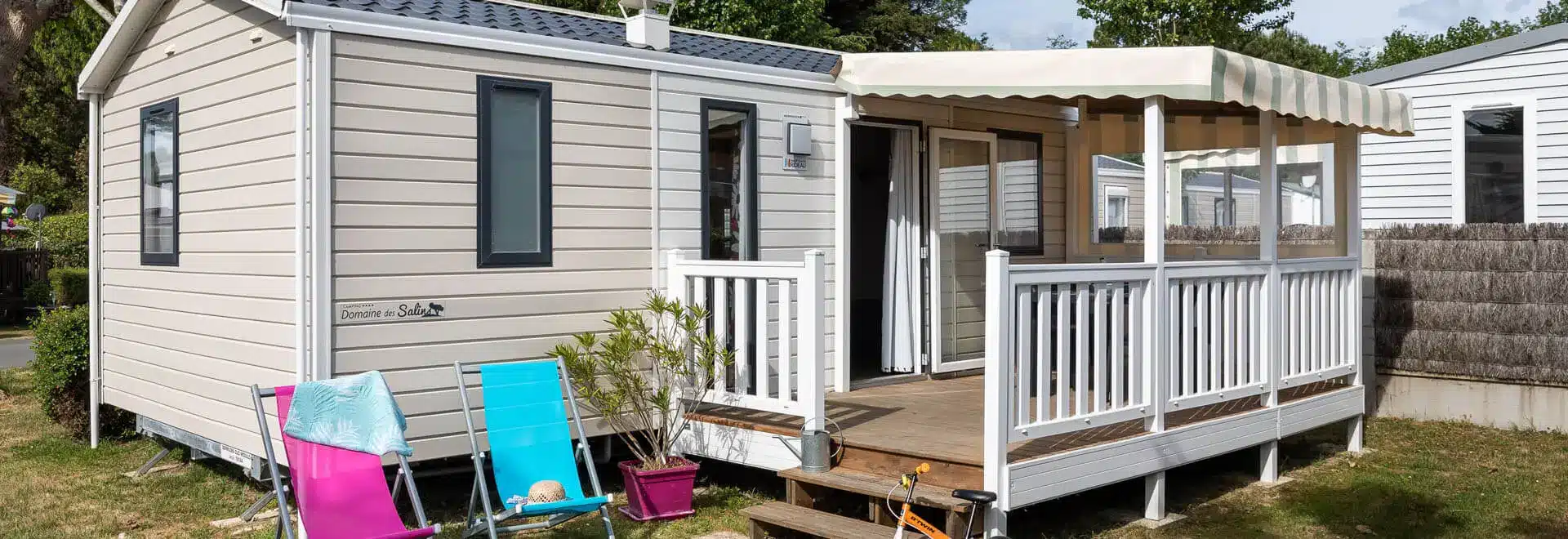 Mobil-home avec véranda et transats colorés