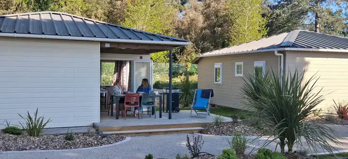 Chalets modernes en pleine nature.