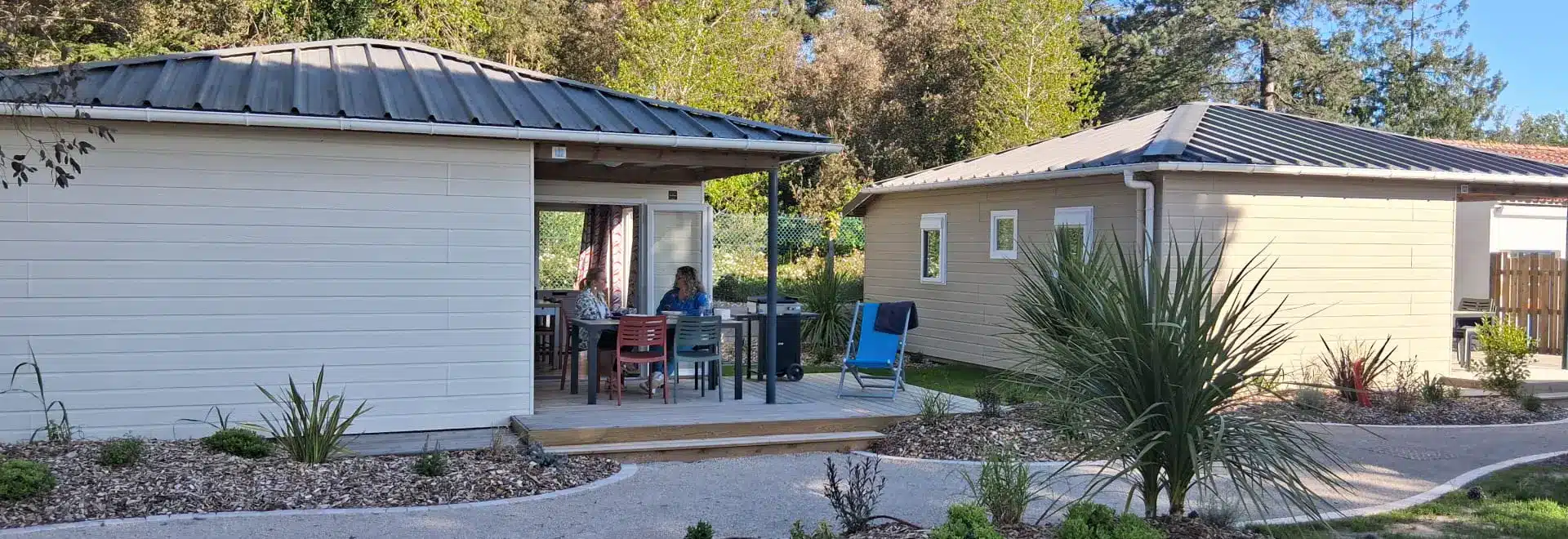 Chalets modernes en pleine nature.