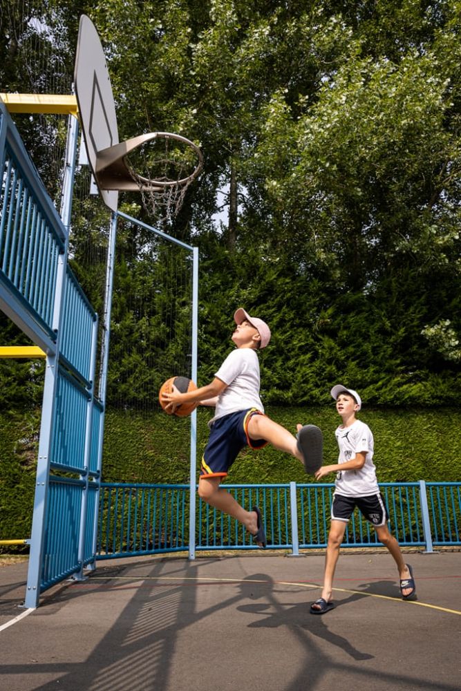Enfants jouent au basket en plein air.