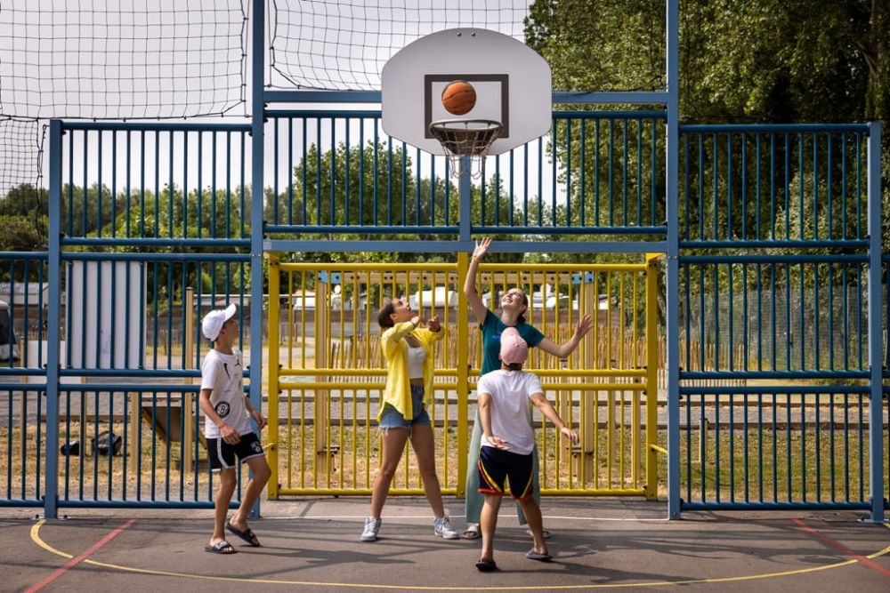 Enfants jouant au basketball en plein air.